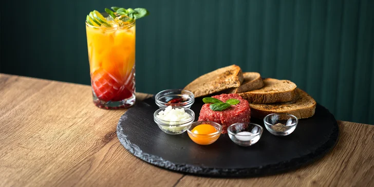 Hovädzí burger alebo tatarák s pivom či miešaným drinkom