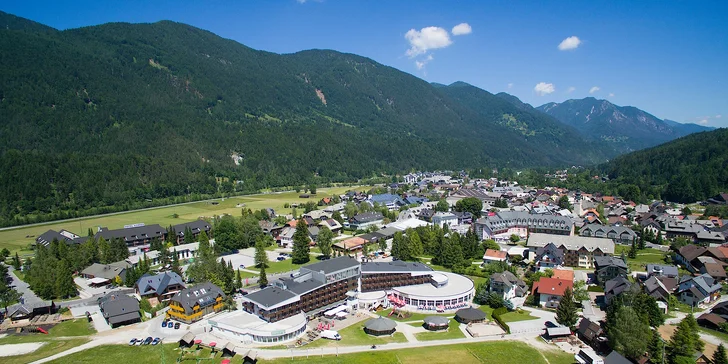 Dovolenka v Slovinsku: 4* hotel v Kranjskej Gore s raňajkami a vstupom do bazénov