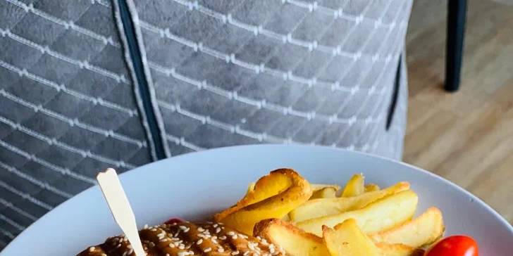 Hovädzí burger alebo tatarák s pivom či miešaným drinkom