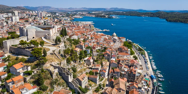 Dovolenka pre páry s ubytovaním v luxusnom hoteli v centre Šibeniku: raňajky a denne 2 hodiny vo wellness
