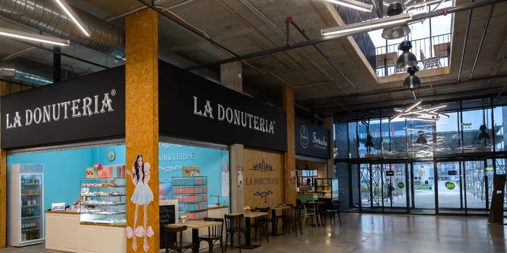 Sladké donuty, nápoj alebo donutová torta v La Donuteria