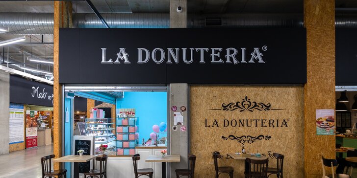Sladké donuty, nápoj alebo donutová torta v La Donuteria
