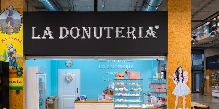 Sladké donuty, nápoj alebo donutová torta v La Donuteria