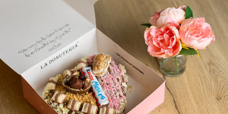 Sladké donuty, nápoj alebo donutová torta v La Donuteria