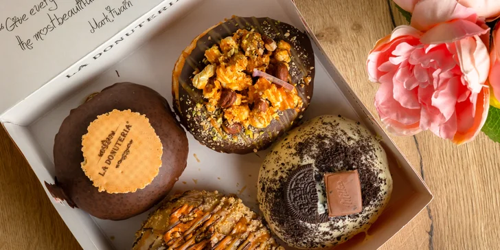 Sladké donuty, nápoj alebo donutová torta v La Donuteria