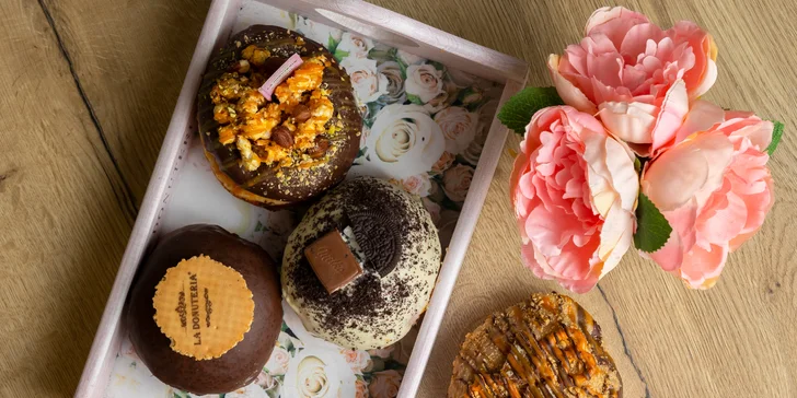 Sladké donuty, nápoj alebo donutová torta v La Donuteria