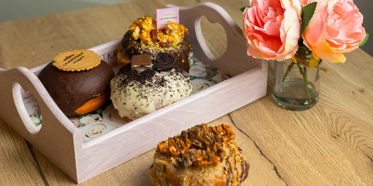 Sladké donuty, nápoj alebo donutová torta v La Donuteria