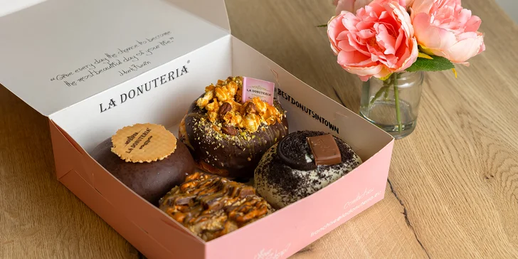 Sladké donuty, nápoj alebo donutová torta v La Donuteria
