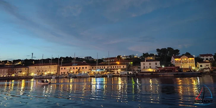 Aktívna dovolenka na FIT YACHTe spojená so zážitkovou plavbou v severnej Dalmácii a ranné cvičenia s osobným trénerom