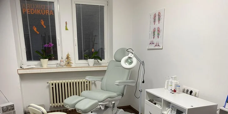 Wellness, mokrá pedikúra s výživným lakom alebo aj gél lak v salóne Alla