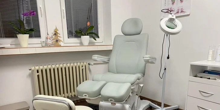 Wellness, mokrá pedikúra s výživným lakom alebo aj gél lak v salóne Alla