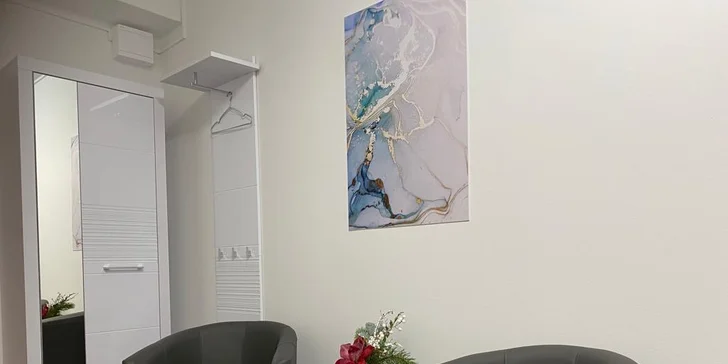 Wellness, mokrá pedikúra s výživným lakom alebo aj gél lak v salóne Alla