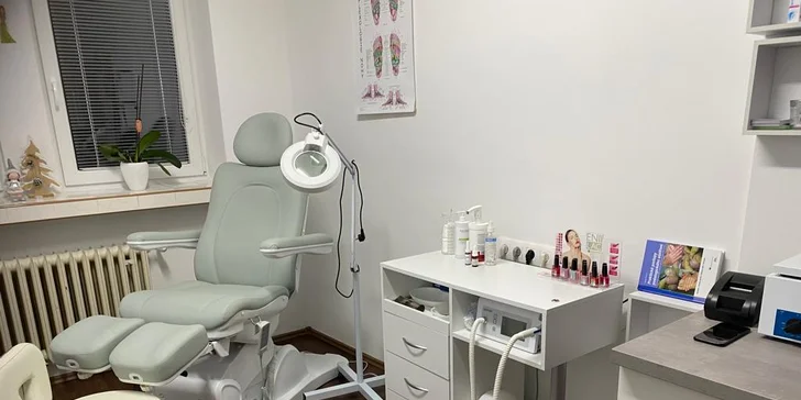 Wellness, mokrá pedikúra s výživným lakom alebo aj gél lak v salóne Alla