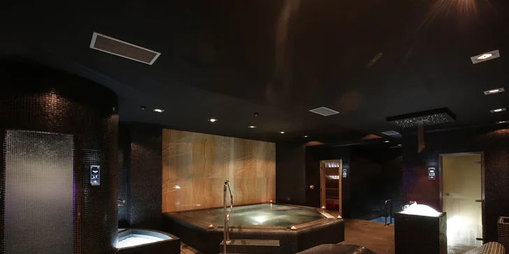 Vstup do hotelového wellness s masážou či gurmánskym 3-chodovým menu