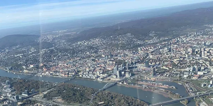 Let lietadlom Viper SD4 ponad Bratislavu či Košice s certifikátom a možnosťou pilotovania