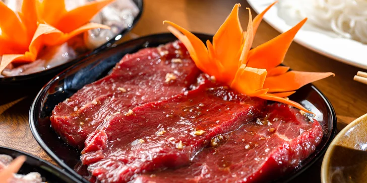 Hostina plná exotických chutí: Lahodný BBQ grill s dezertom alebo Thai Hot-pot pre 4 osoby v Gao restaurant