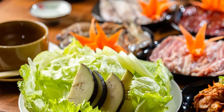 Hostina plná exotických chutí: Lahodný BBQ grill s dezertom alebo Thai Hot-pot pre 4 osoby v Gao restaurant