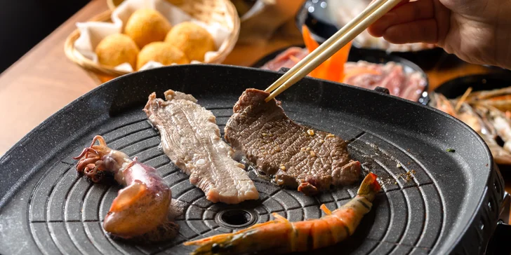 Hostina plná exotických chutí: Lahodný BBQ grill s dezertom alebo Thai Hot-pot pre 4 osoby v Gao restaurant