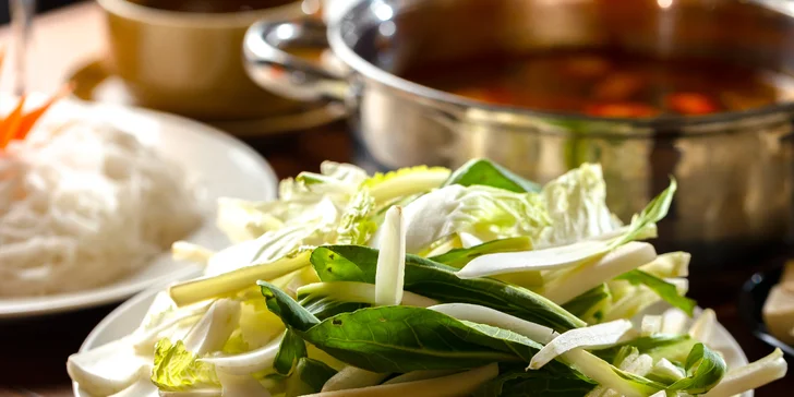 Hostina plná exotických chutí: Lahodný BBQ grill s dezertom alebo Thai Hot-pot pre 4 osoby v Gao restaurant