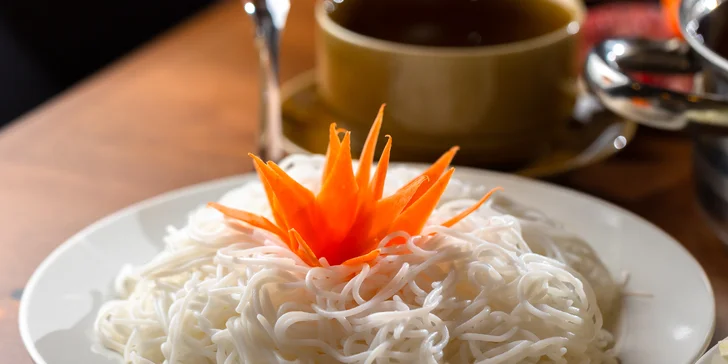 Hostina plná exotických chutí: Lahodný BBQ grill s dezertom alebo Thai Hot-pot pre 4 osoby v Gao restaurant