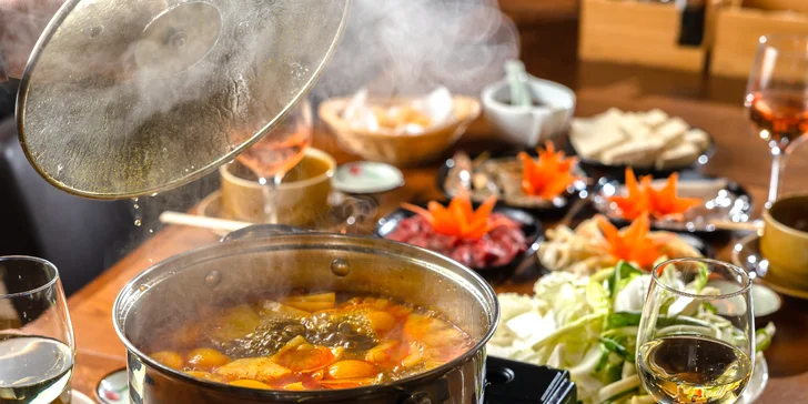 Hostina plná exotických chutí: Lahodný BBQ grill s dezertom alebo Thai Hot-pot pre 4 osoby v Gao restaurant