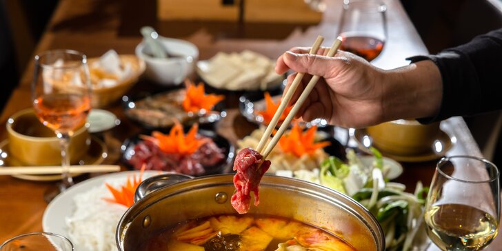 Hostina plná exotických chutí: Lahodný BBQ grill s dezertom alebo Thai Hot-pot pre 4 osoby v Gao restaurant