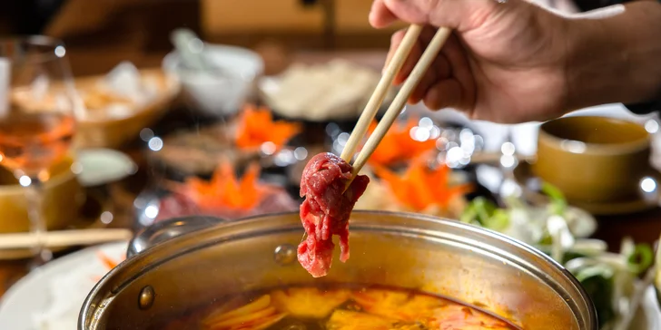 Hostina plná exotických chutí: Lahodný BBQ grill s dezertom alebo Thai Hot-pot pre 4 osoby v Gao restaurant
