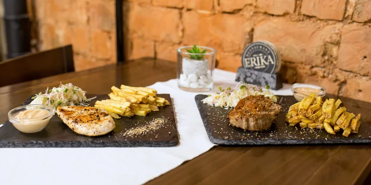 Kurací alebo bravčový Chicago smookey steak s hranolčekmi, omáčkou a šalátom Colleslaw v Bowling Erika