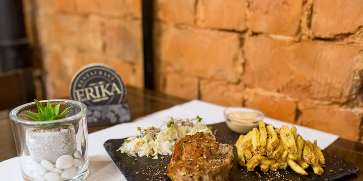Kurací alebo bravčový Chicago smookey steak s hranolčekmi, omáčkou a šalátom Colleslaw v Bowling Erika