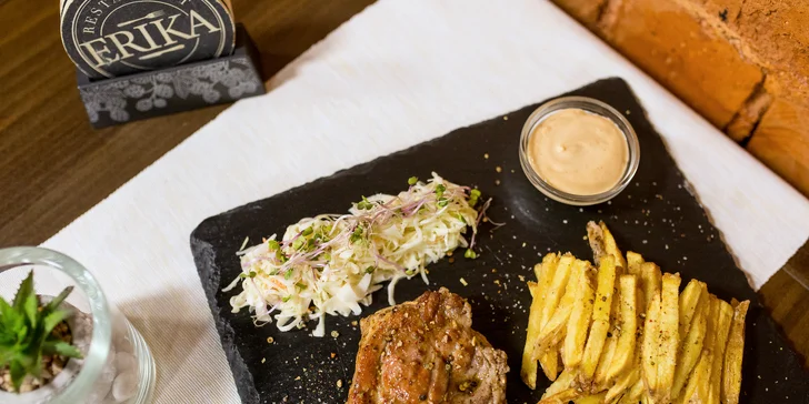 Kurací alebo bravčový Chicago smookey steak s hranolčekmi, omáčkou a šalátom Colleslaw v Bowling Erika