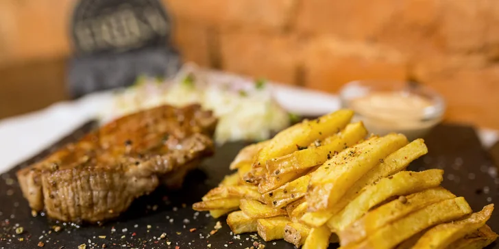 Kurací alebo bravčový Chicago smookey steak s hranolčekmi, omáčkou a šalátom Colleslaw v Bowling Erika
