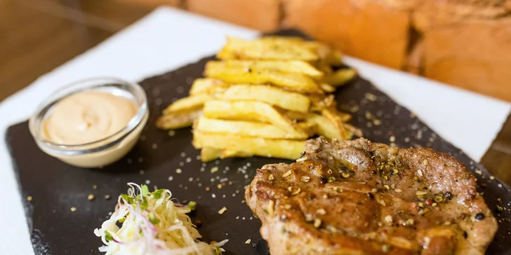 Kurací alebo bravčový Chicago smookey steak s hranolčekmi, omáčkou a šalátom Colleslaw v Bowling Erika