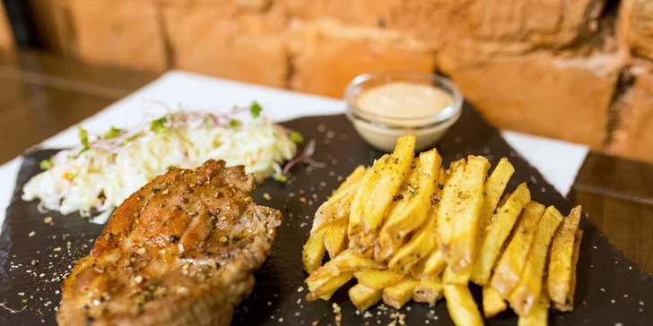 Kurací alebo bravčový Chicago smookey steak s hranolčekmi, omáčkou a šalátom Colleslaw v Bowling Erika