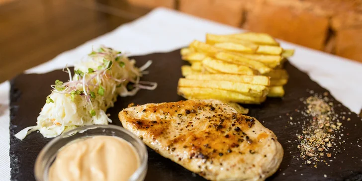 Kurací alebo bravčový Chicago smookey steak s hranolčekmi, omáčkou a šalátom Colleslaw v Bowling Erika
