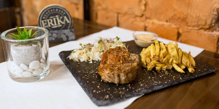 Kurací alebo bravčový Chicago smookey steak s hranolčekmi, omáčkou a šalátom Colleslaw v Bowling Erika