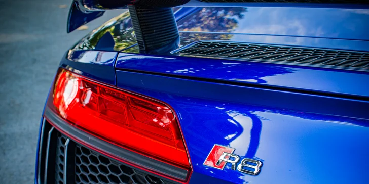 Jazda v modernom AUDI R8 V10 PLUS: 15 min. ako spolujazdec alebo až 30 min. ako vodič
