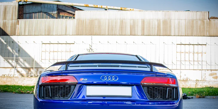 Jazda v modernom AUDI R8 V10 PLUS: 15 min. ako spolujazdec alebo až 30 min. ako vodič