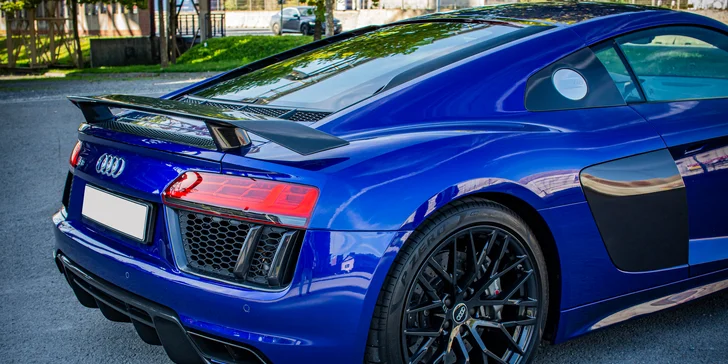 Jazda v modernom AUDI R8 V10 PLUS: 15 min. ako spolujazdec alebo až 30 min. ako vodič