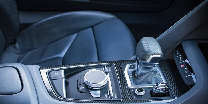 Jazda v modernom AUDI R8 V10 PLUS: 15 min. ako spolujazdec alebo až 30 min. ako vodič