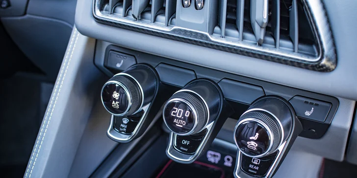 Jazda v modernom AUDI R8 V10 PLUS: 15 min. ako spolujazdec alebo až 30 min. ako vodič