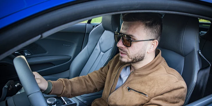 Jazda v modernom AUDI R8 V10 PLUS: 15 min. ako spolujazdec alebo až 30 min. ako vodič