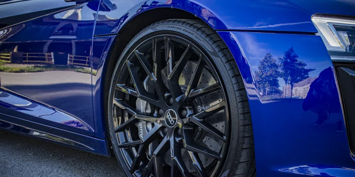 Jazda v modernom AUDI R8 V10 PLUS: 15 min. ako spolujazdec alebo až 30 min. ako vodič