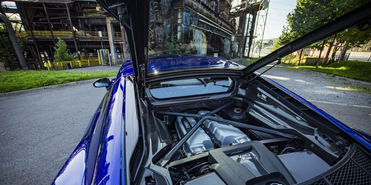 Jazda v modernom AUDI R8 V10 PLUS: 15 min. ako spolujazdec alebo až 30 min. ako vodič