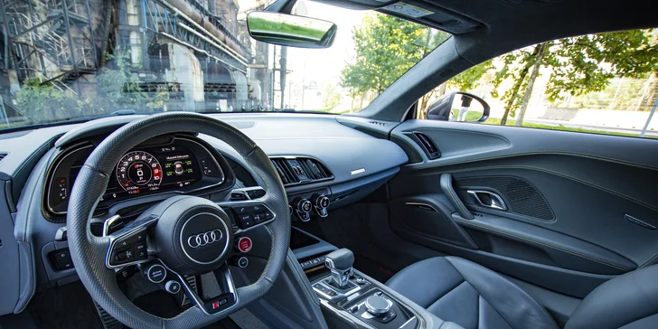 Jazda v modernom AUDI R8 V10 PLUS: 15 min. ako spolujazdec alebo až 30 min. ako vodič