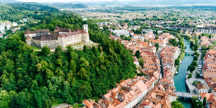 Čarovná atmosféra karnevalu v Benátkach a nádherná jaskyňa či Predjamský hrad