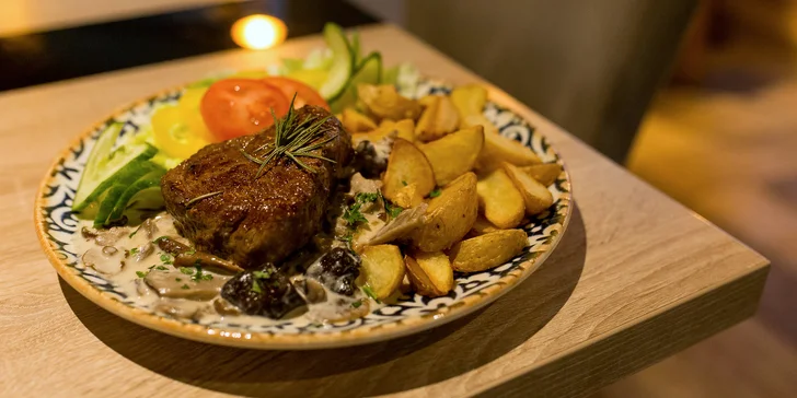 Hovädzí steak, temešvárske medajlónky alebo rizoto