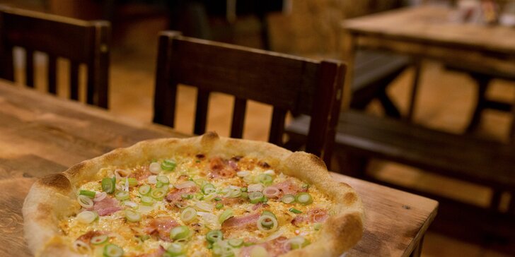 Tradičná pizza pripravená na neapolský spôsob v Astorke: Na výber 9 druhov