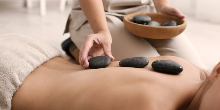 Rôzne druhy olejových masáží: klasická, relaxačná či masáž lávovými kameňmi