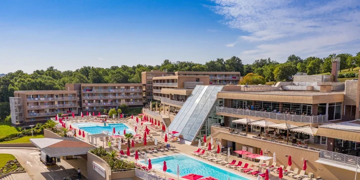 Rodinná dovolenka v Poreči: hotel len 300 m od pláže, bazény a wellness, polpenzia s nápojmi, dieťa do 11,9 rokov zdarma
