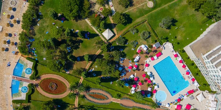Dovolenka v chorvátskom letovisku Poreč: 100 metrov od pláže, raňajky alebo polpenzia aj bazény